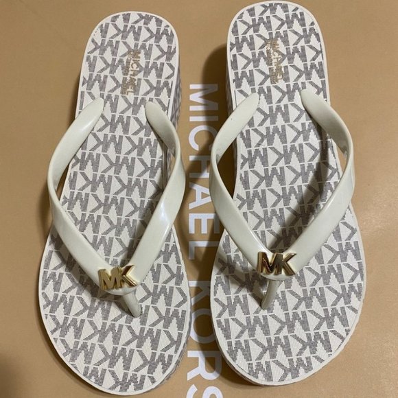 Michael Kors Flip Flop slipper  -Vanilla - Picture 9 of 13
